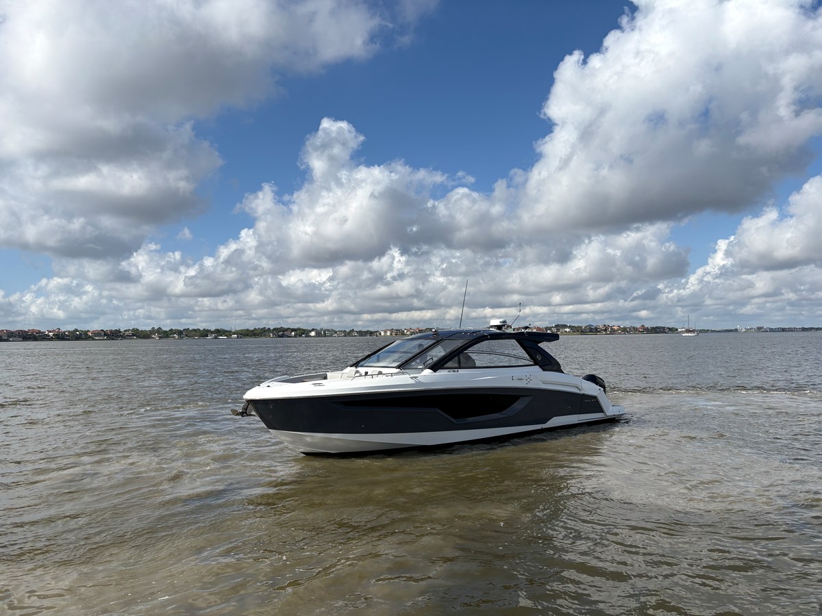 Cruisers Yachts 42 GLS Outboard — 2025 Cruisers Yachts 42 GLS Outboard — photo 2