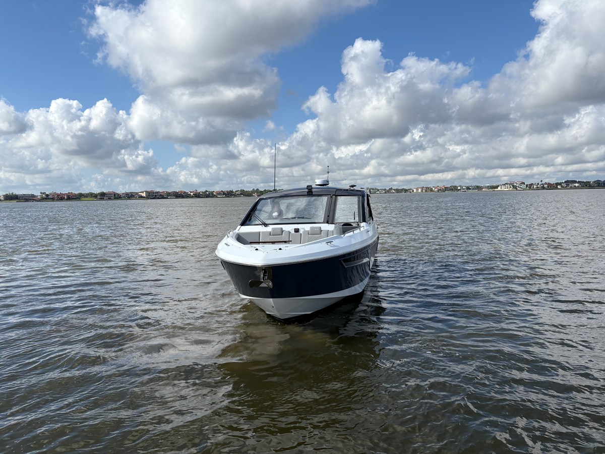 Cruisers Yachts 42 GLS Outboard — 2025 Cruisers Yachts 42 GLS Outboard — photo 3