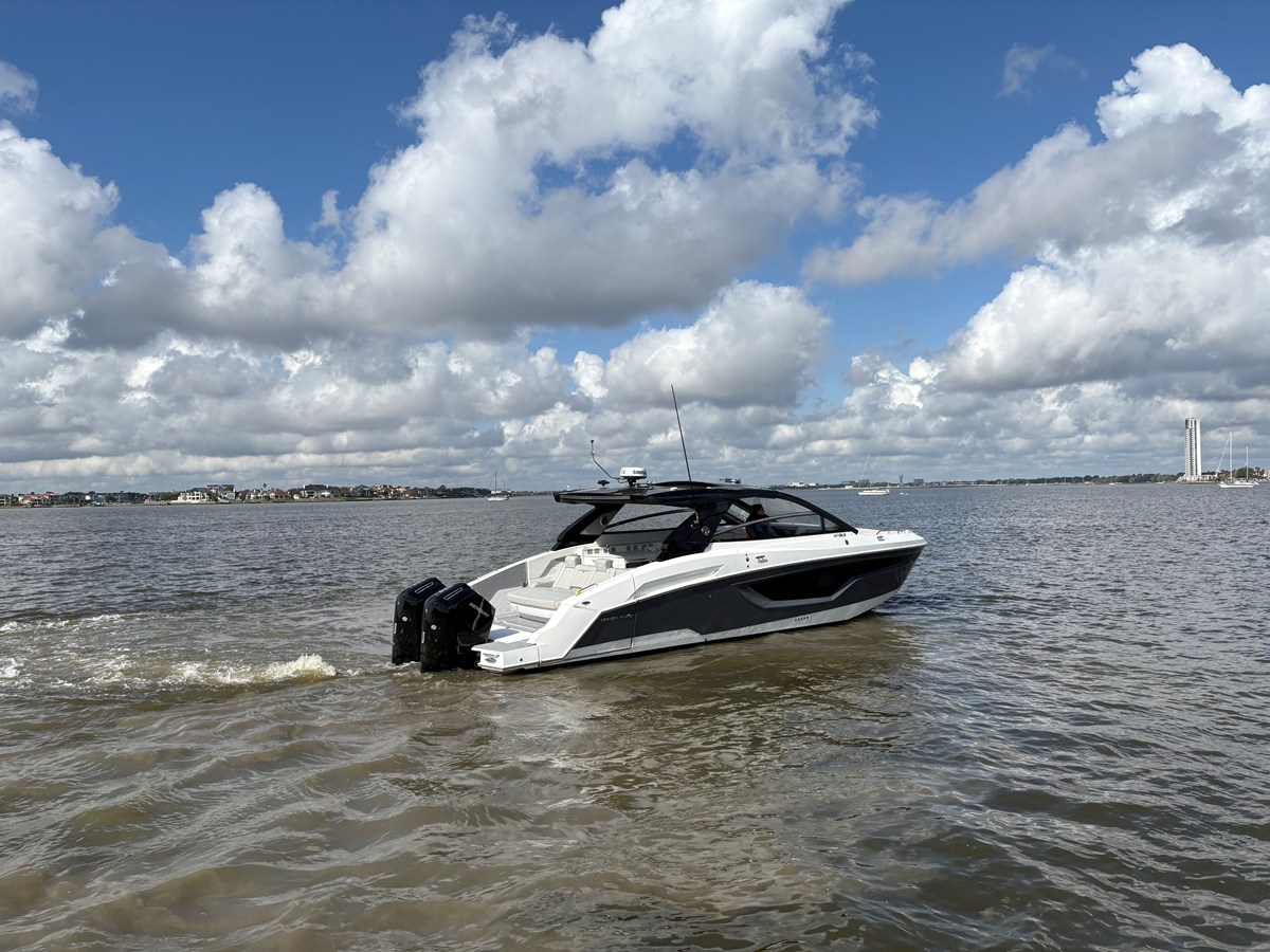 Cruisers Yachts 42 GLS Outboard — 2025 Cruisers Yachts 42 GLS Outboard — photo 5