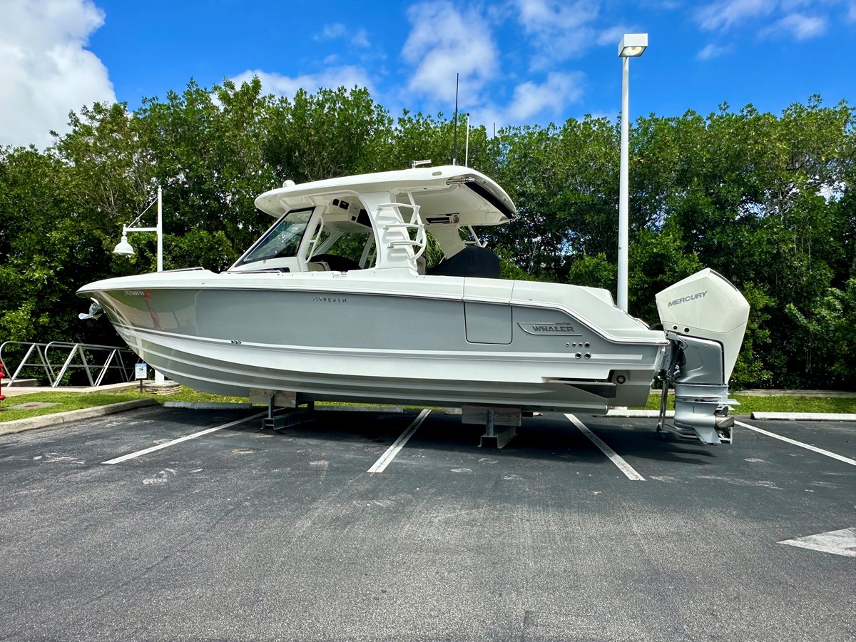 Boston Whaler 350 REALM — 2021 Boston Whaler 350 Realm — photo 2