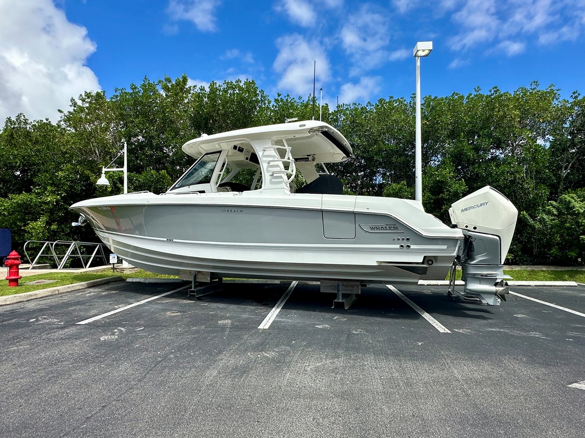 Boston Whaler 350 REALM — 2021 Boston Whaler 350 Realm — photo 3