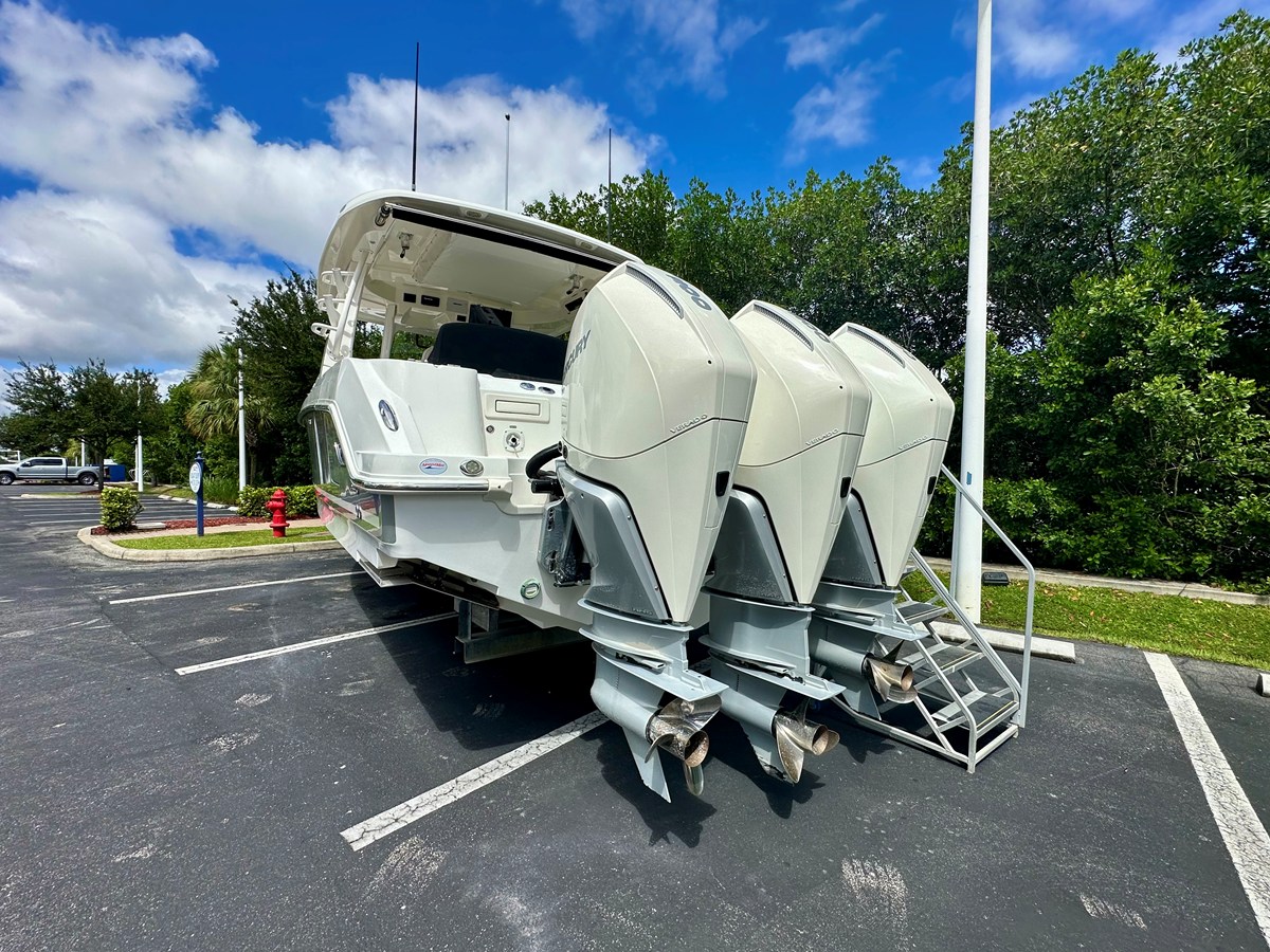 Boston Whaler 350 REALM — 2021 Boston Whaler 350 Realm — photo 4