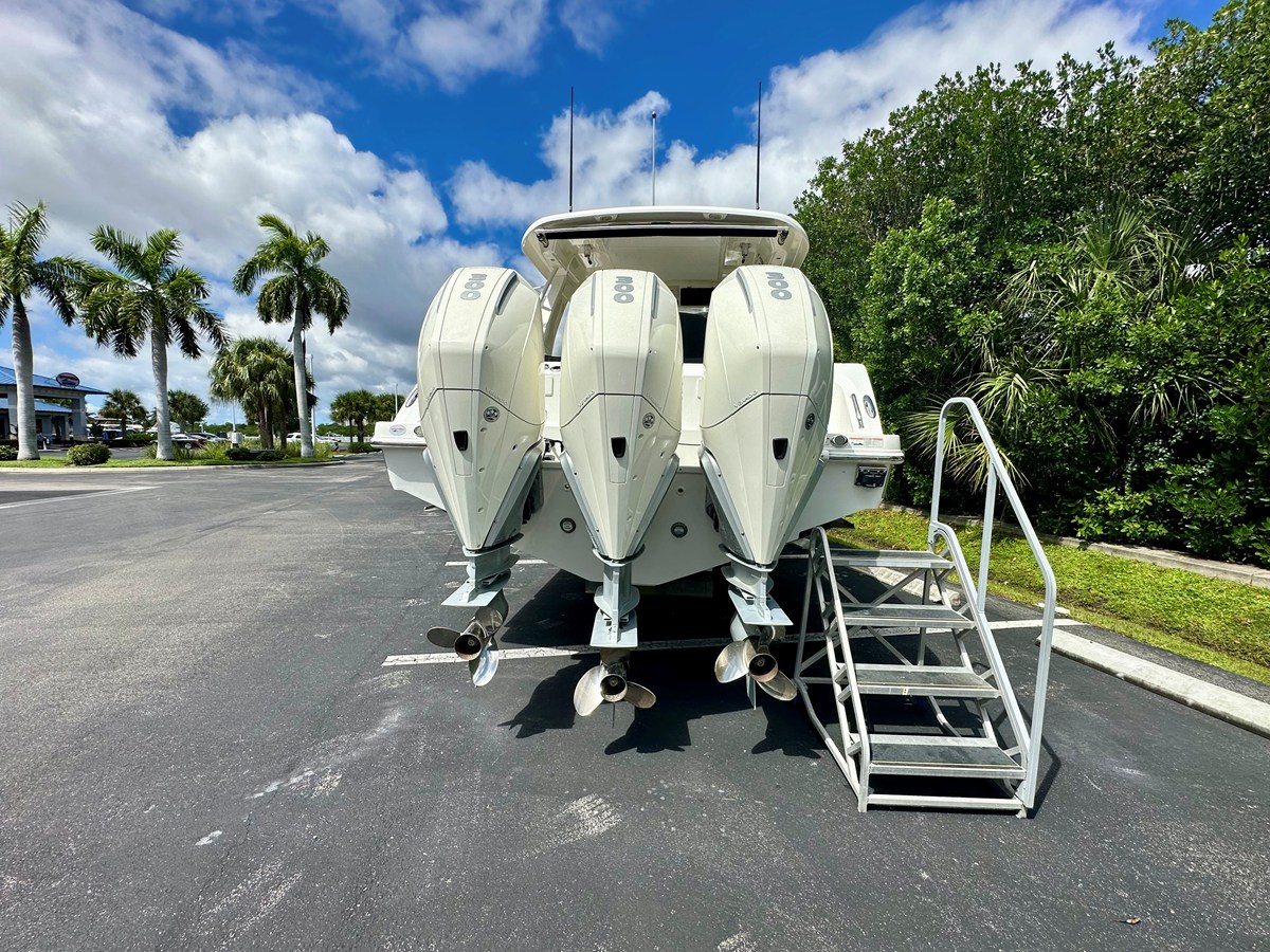 Boston Whaler 350 REALM — 2021 Boston Whaler 350 Realm — photo 5