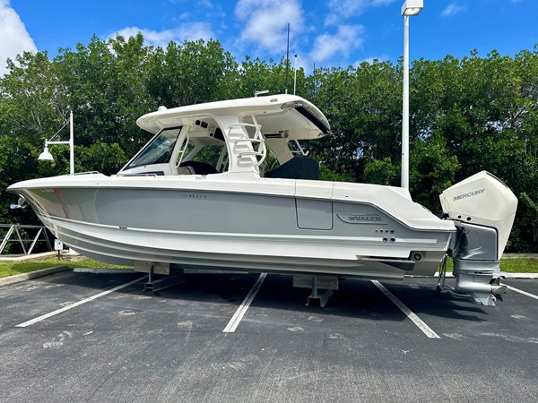 BOSTON WHALER 350 REALM — 2021 Boston Whaler 350 Realm