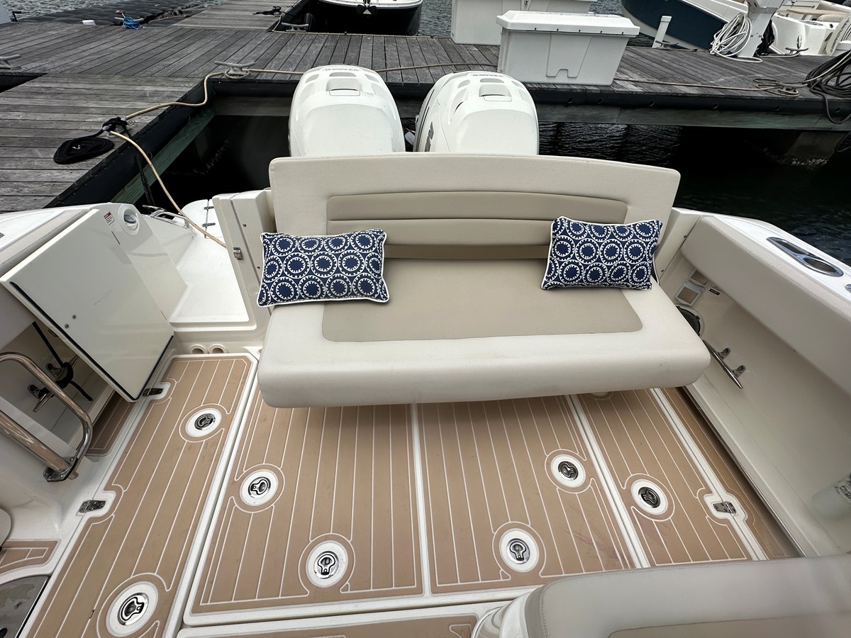Boston Whaler 320 VANTAGE — 2017 Boston Whaler 320 Vantage — photo 4