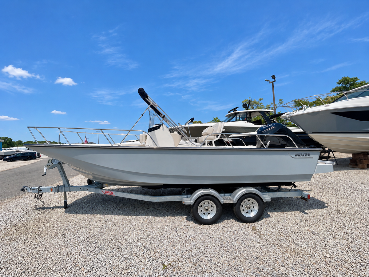 Boston Whaler 210 Montauk — 2026 Boston Whaler 210 Montauk