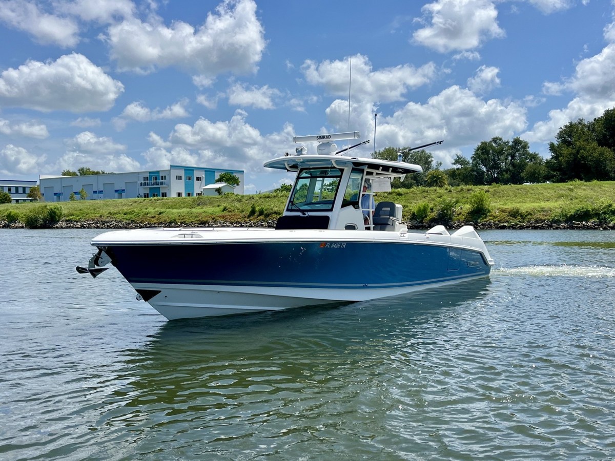 Boston Whaler 330 OUTRAGE — 2023 Boston Whaler 330 Outrage — photo 2