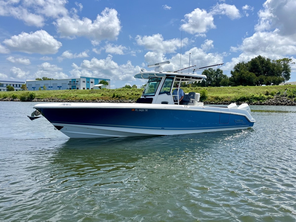 Boston Whaler 330 OUTRAGE — 2023 Boston Whaler 330 Outrage — photo 3