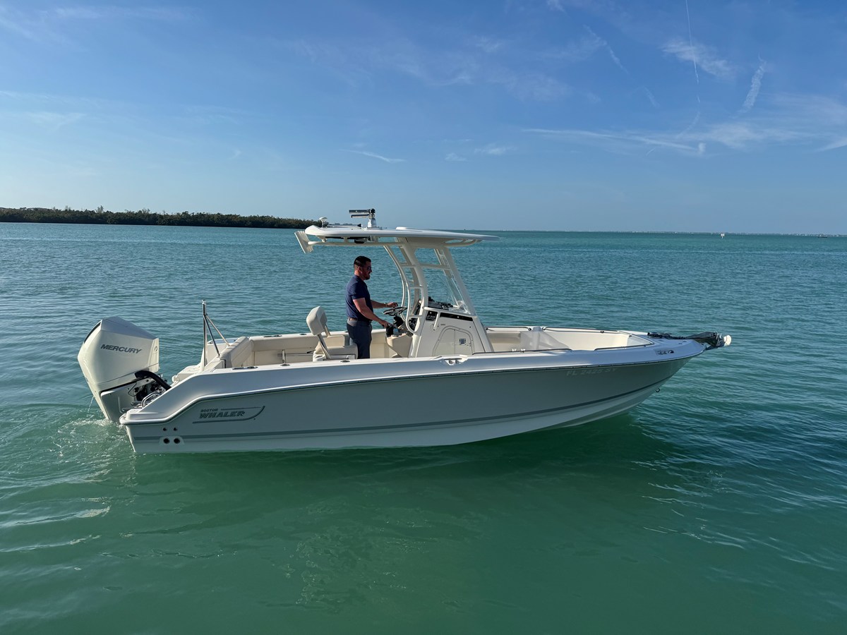 Boston Whaler 230 OUTRAGE — 2021 Boston Whaler 230 Outrage — photo 2
