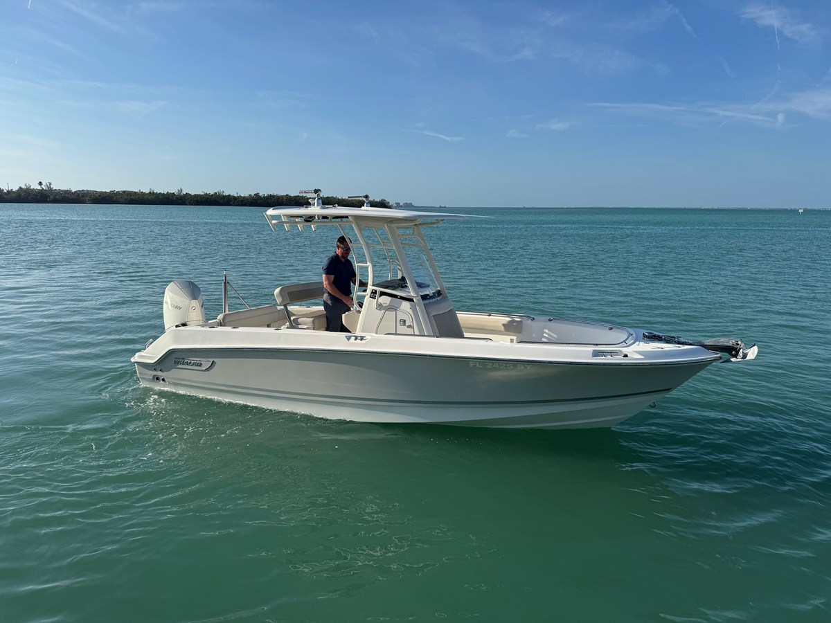 Boston Whaler 230 OUTRAGE — 2021 Boston Whaler 230 Outrage — photo 4