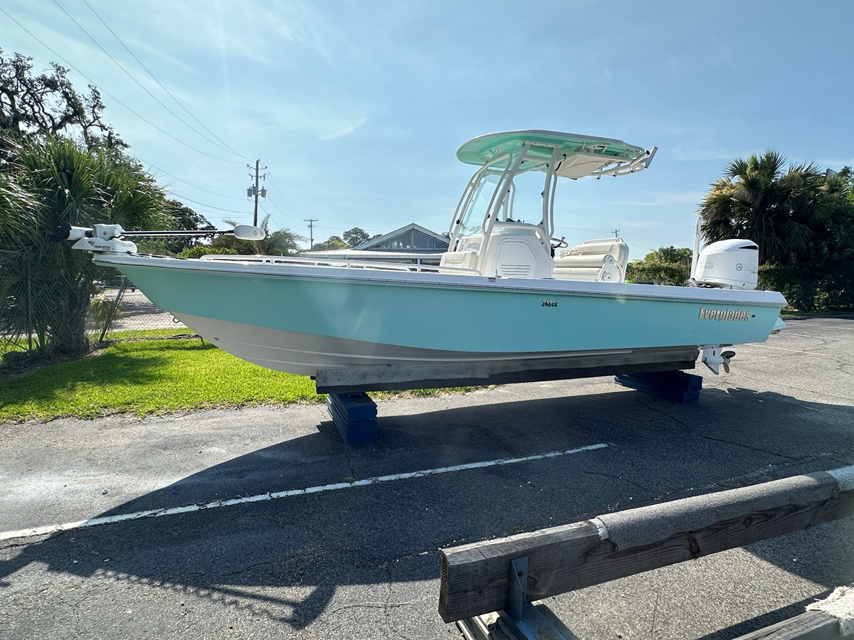 Everglades 243 CC — 2021 Everglades 243 CC