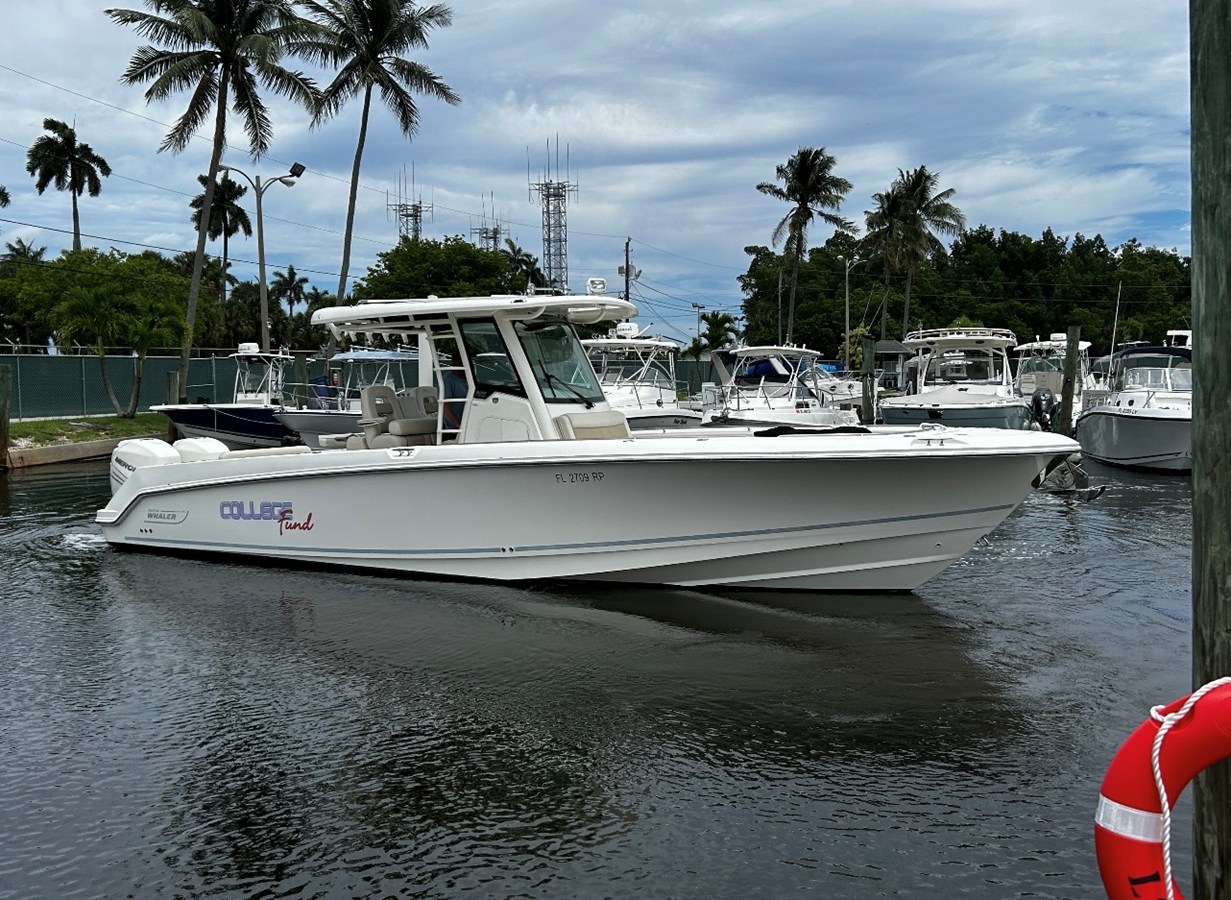 Boston Whaler 330 OUTRAGE — 2018 Boston Whaler 330 Outrage — photo 2