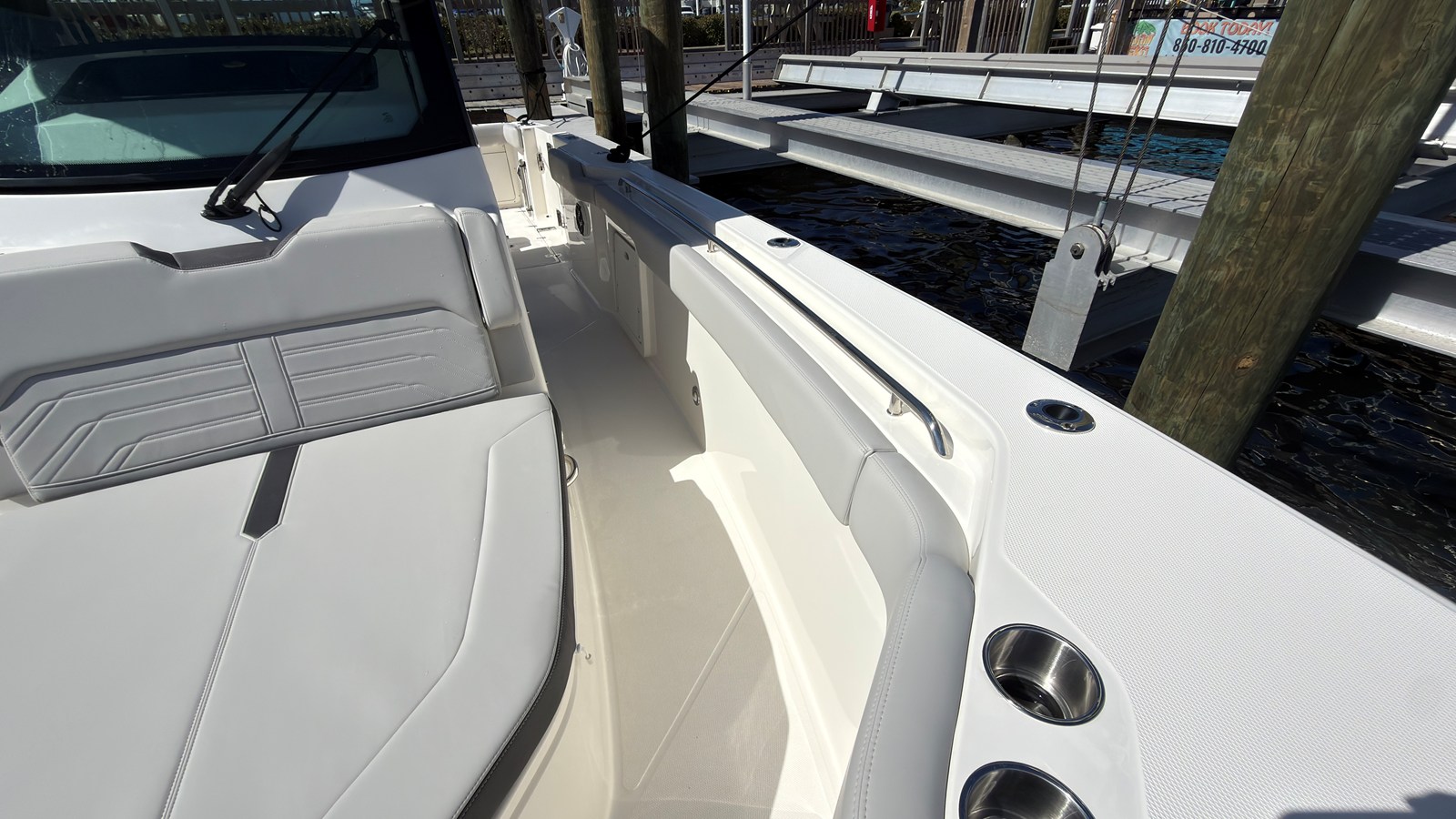 BOSTON WHALER 330 OUTRAGE, photo 17
