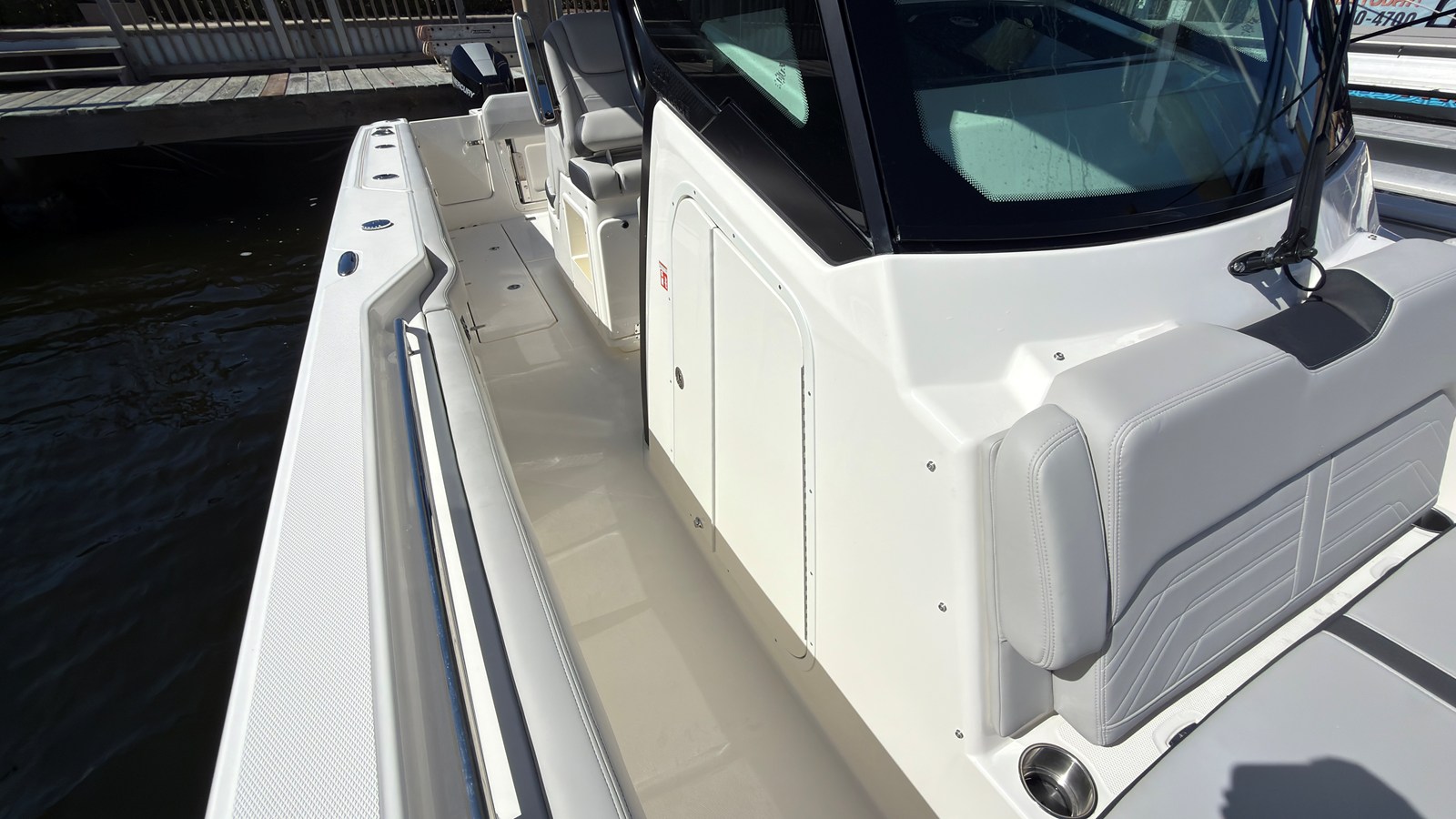 BOSTON WHALER 330 OUTRAGE, photo 19
