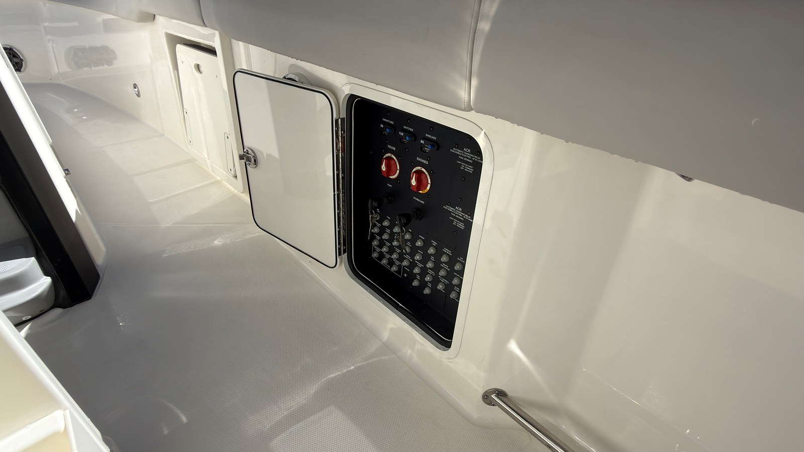 BOSTON WHALER 330 OUTRAGE, photo 21