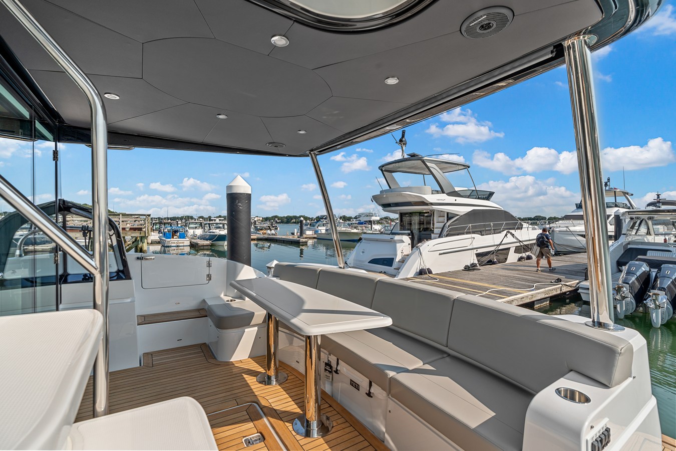 CRUISERS YACHTS 50 FLY, photo 9