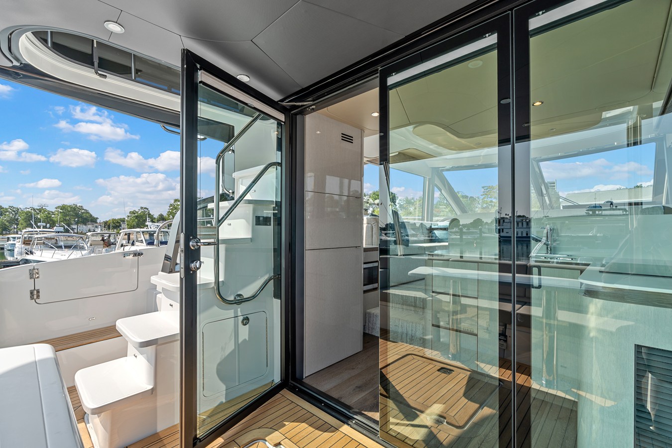 CRUISERS YACHTS 50 FLY, photo 13