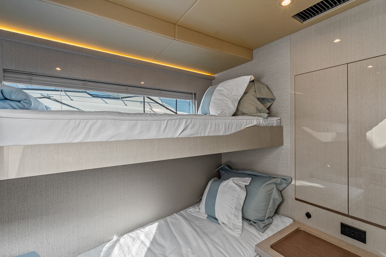 CRUISERS YACHTS 50 FLY, photo 29