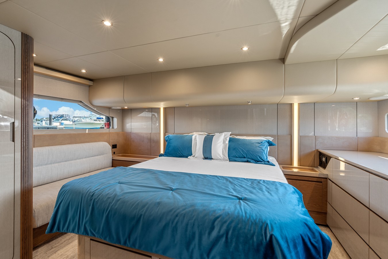 CRUISERS YACHTS 50 FLY, photo 35
