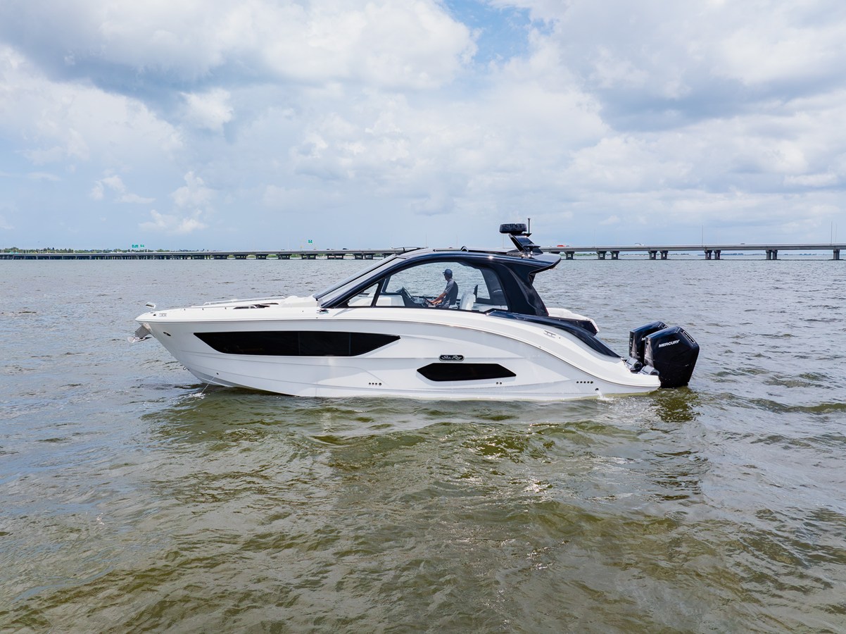 Sea Ray Sundancer 370 Outboard — 2026 Sea Ray Sundancer 370 Outboard — photo 2