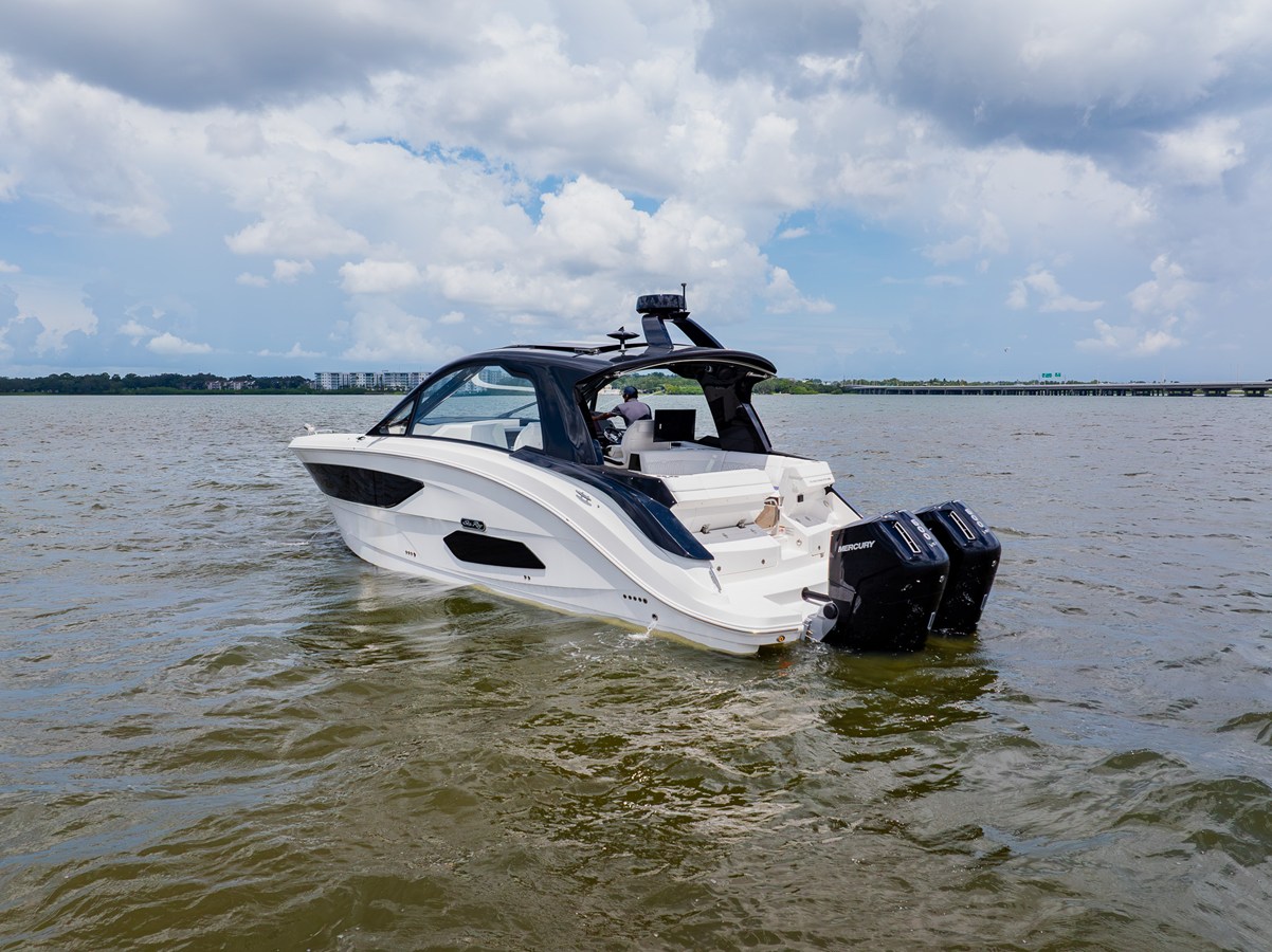 Sea Ray Sundancer 370 Outboard — 2026 Sea Ray Sundancer 370 Outboard — photo 3