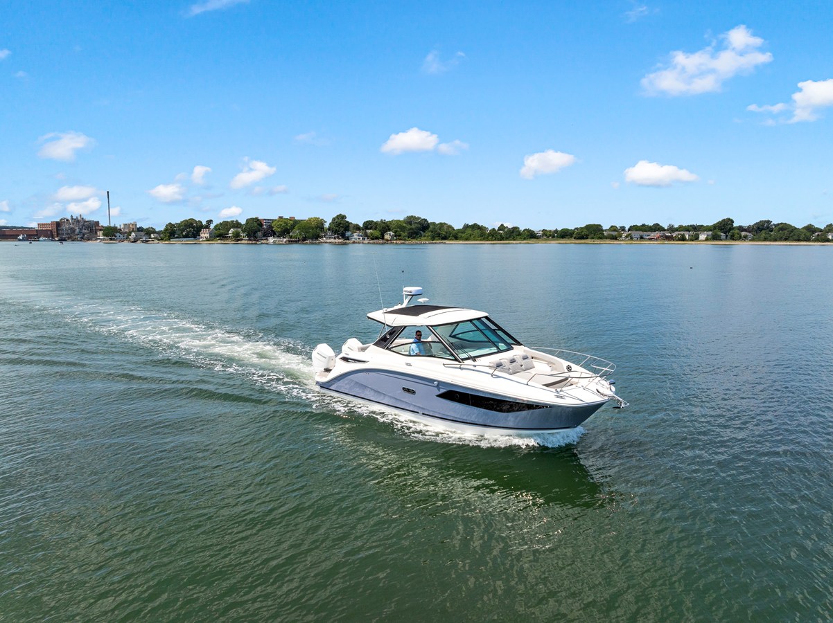 Sea Ray Sundancer 320 Outboard — 2027 Sea Ray Sundancer 320 Outboard — photo 2