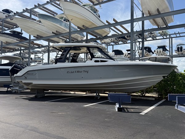 BOSTON WHALER 350 REALM — 2023 Boston Whaler 350 Realm