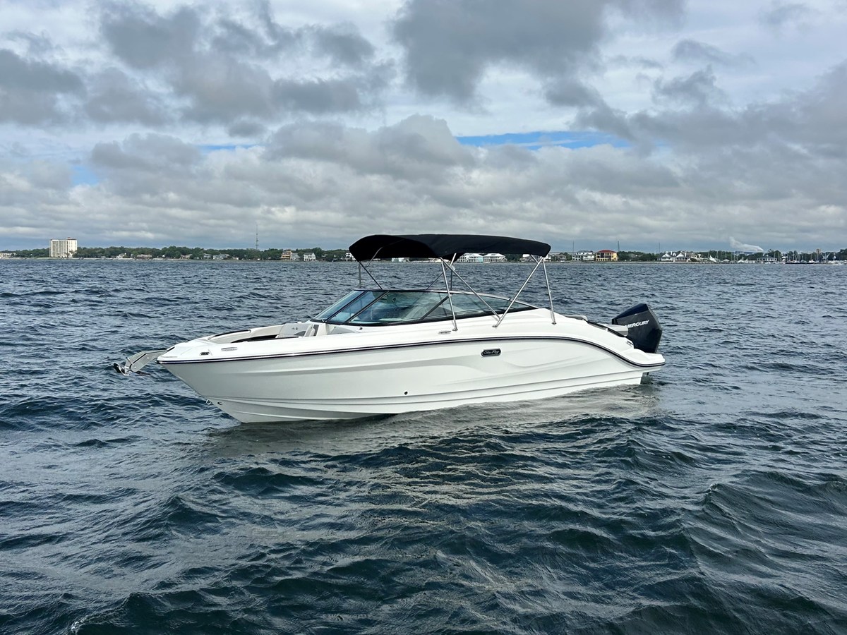 Sea Ray SLX 260 Outboard — 2026 Sea Ray SLX 260 Outboard — photo 3