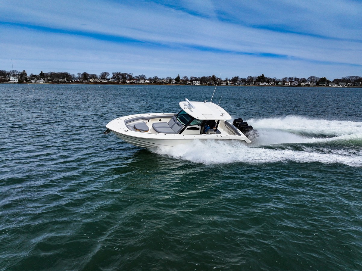 Boston Whaler 380 Outrage — 2026 Boston Whaler 380 Outrage — photo 2