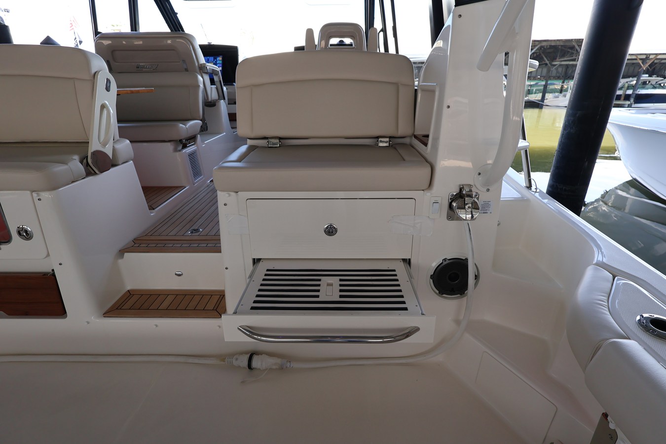 BOSTON WHALER 405 CONQUEST, photo 28