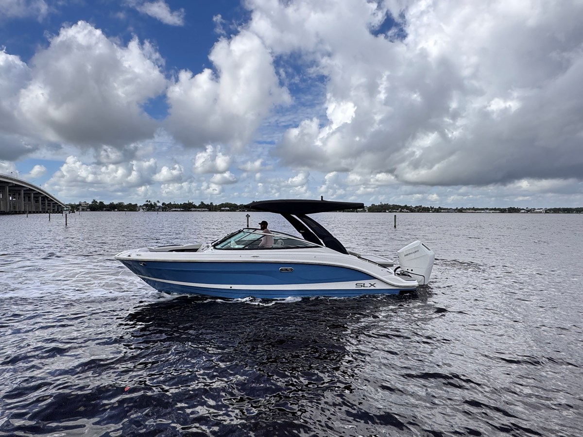 Sea Ray SLX 260 Outboard — 2026 Sea Ray SLX 260 Outboard — photo 2