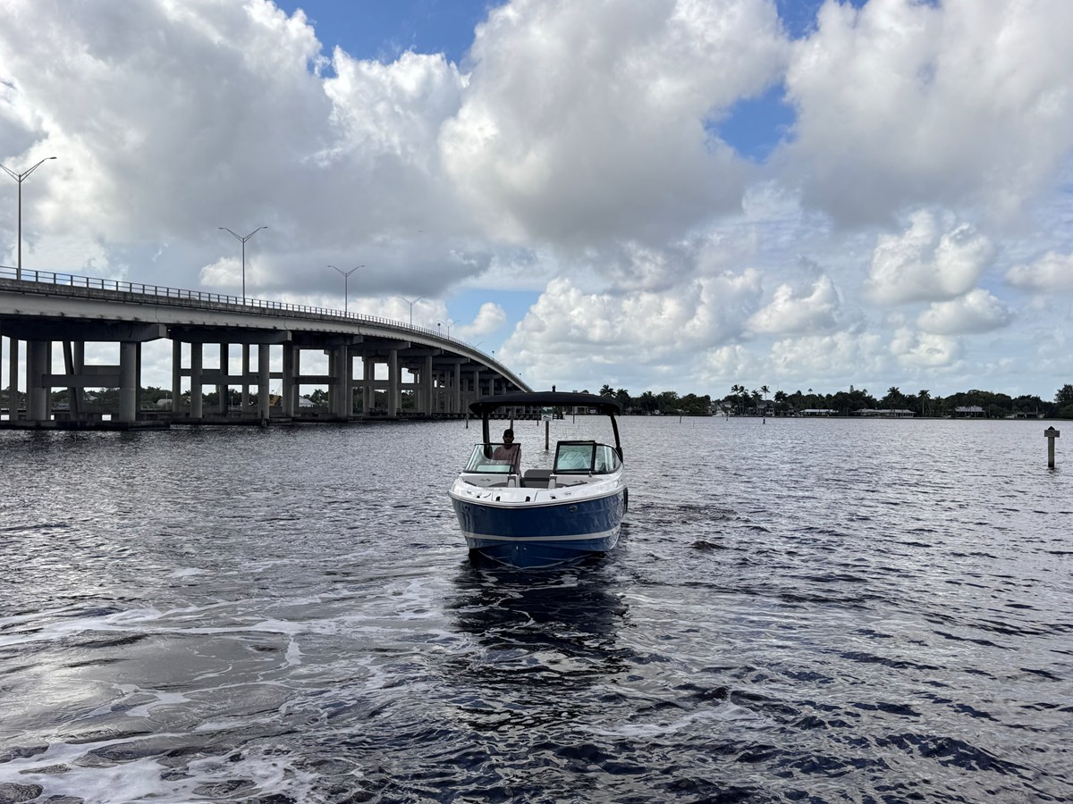 Sea Ray SLX 260 Outboard — 2026 Sea Ray SLX 260 Outboard — photo 3