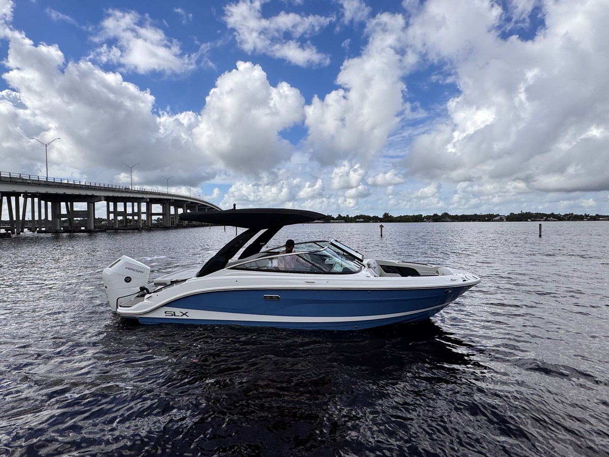 Sea Ray SLX 260 Outboard — 2026 Sea Ray SLX 260 Outboard — photo 4