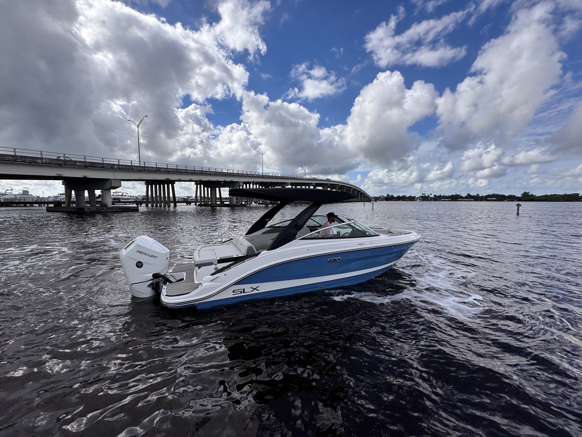 Sea Ray SLX 260 Outboard — 2026 Sea Ray SLX 260 Outboard — photo 5