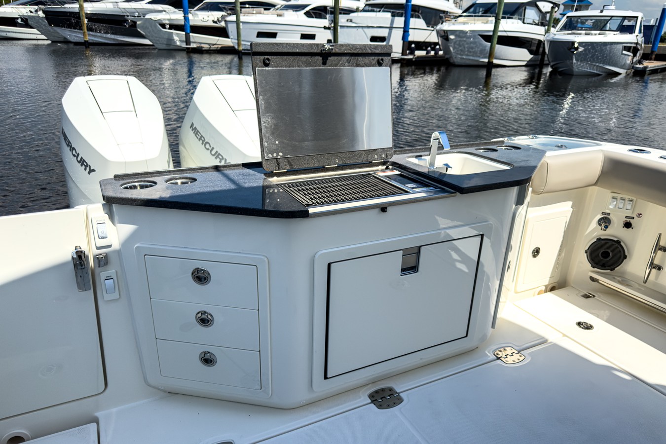 BOSTON WHALER 365 CONQUEST, photo 5