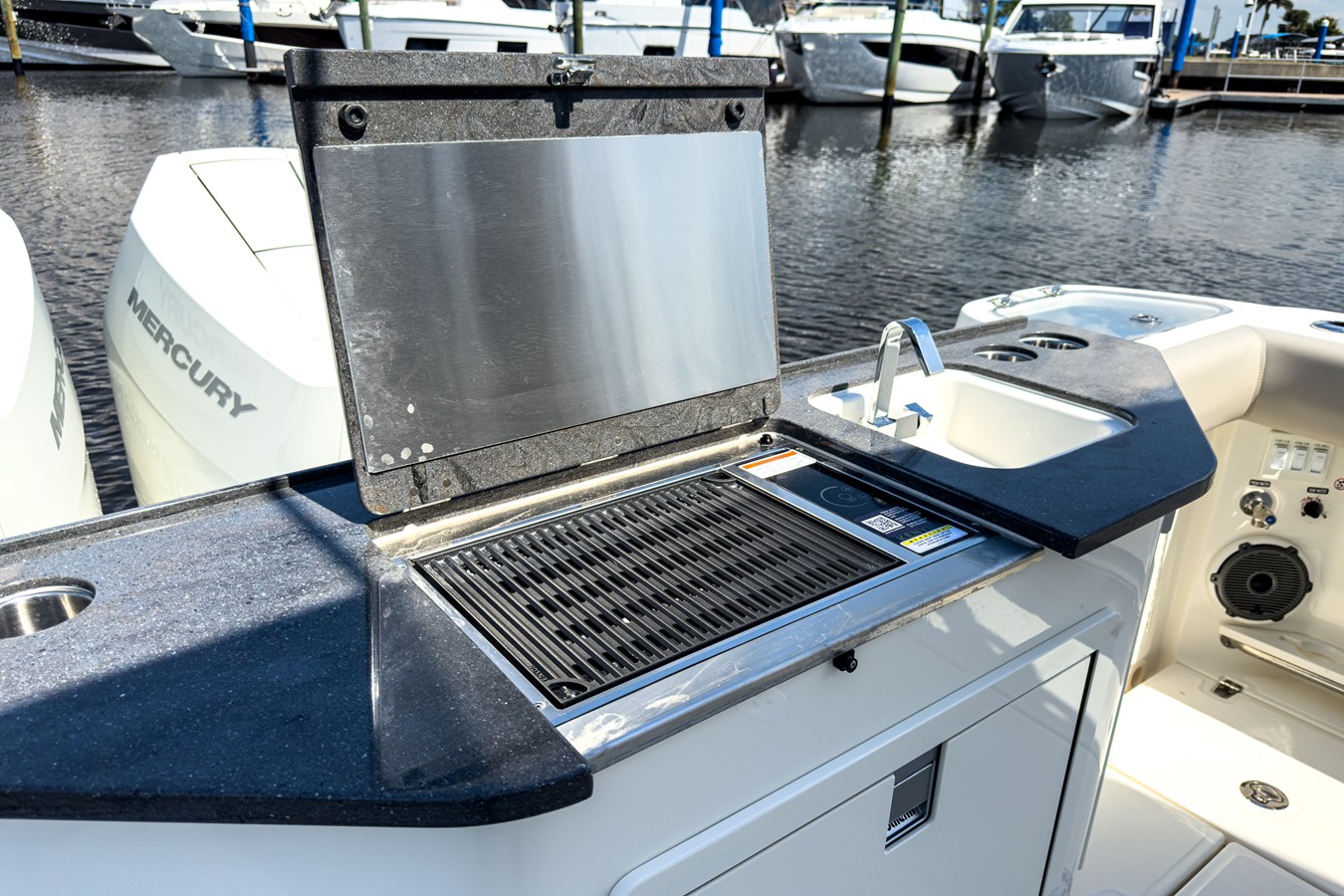 BOSTON WHALER 365 CONQUEST, photo 6