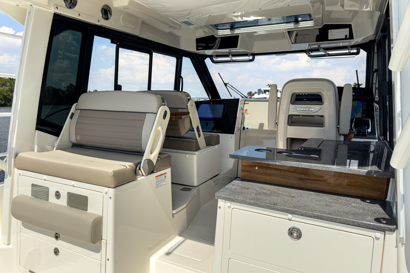BOSTON WHALER 365 CONQUEST, photo 9