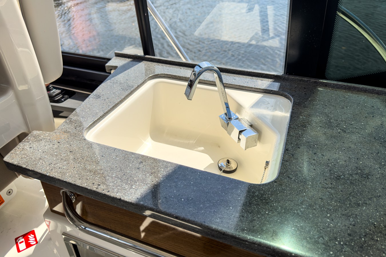 BOSTON WHALER 365 CONQUEST, photo 10