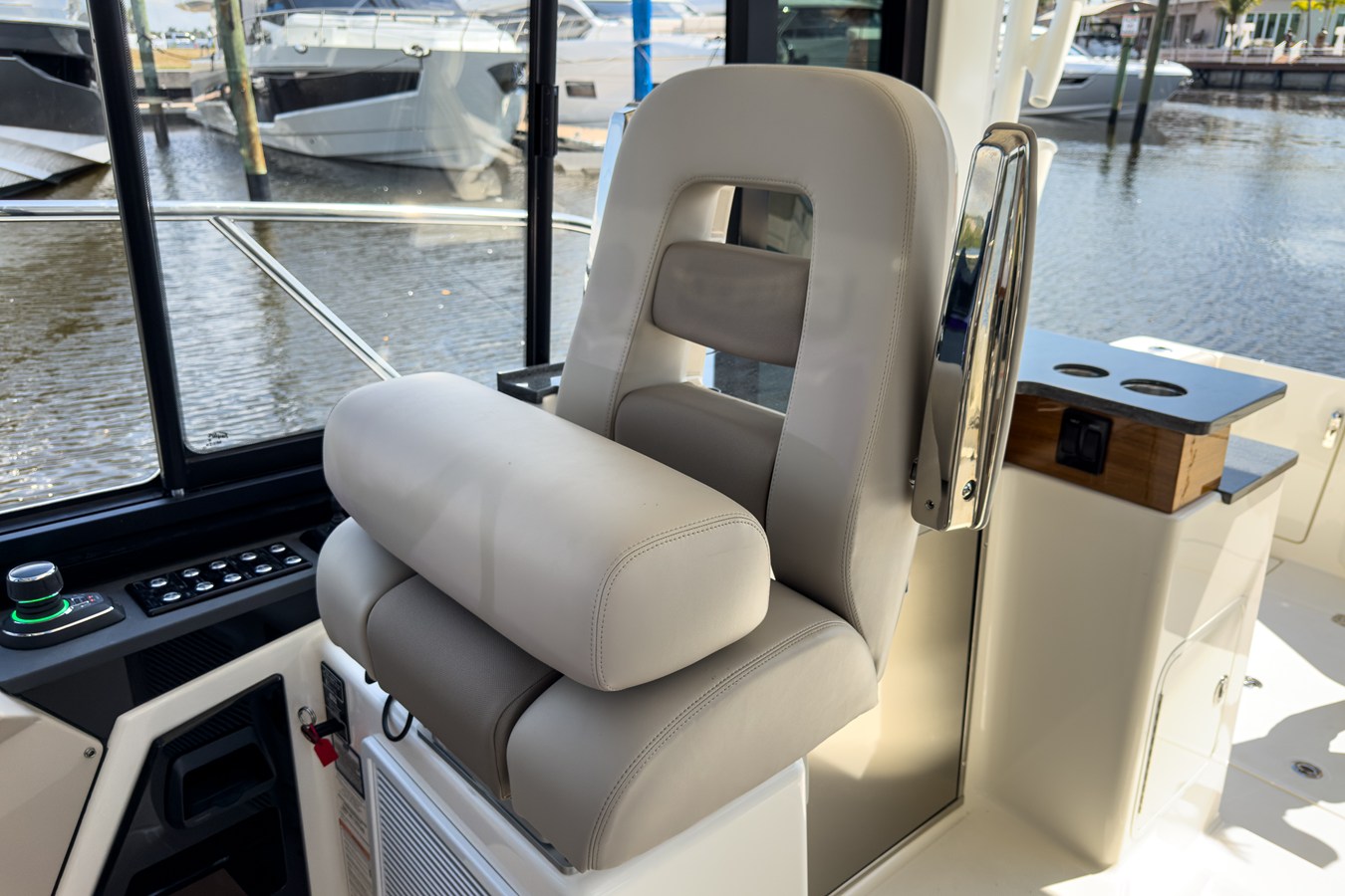 BOSTON WHALER 365 CONQUEST, photo 18