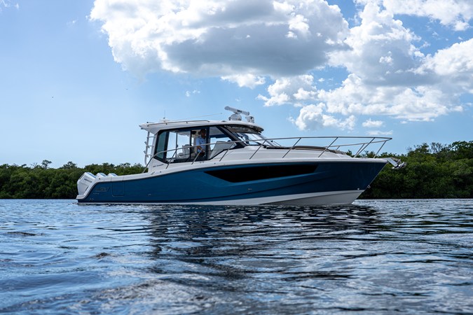 BOSTON WHALER 365 CONQUEST — 2026 Boston Whaler 365 Conquest