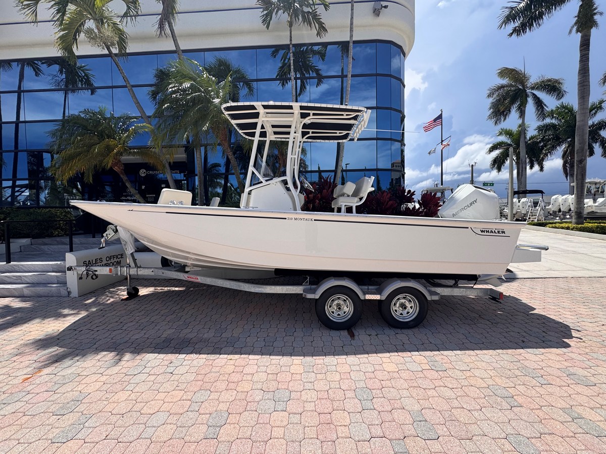 Boston Whaler 210 Montauk — 2026 Boston Whaler 210 Montauk — photo 2