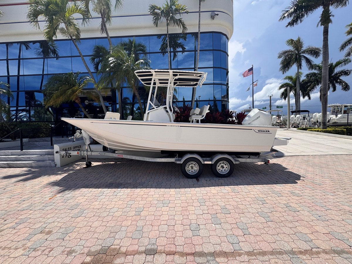 Boston Whaler 210 Montauk — 2026 Boston Whaler 210 Montauk — photo 3