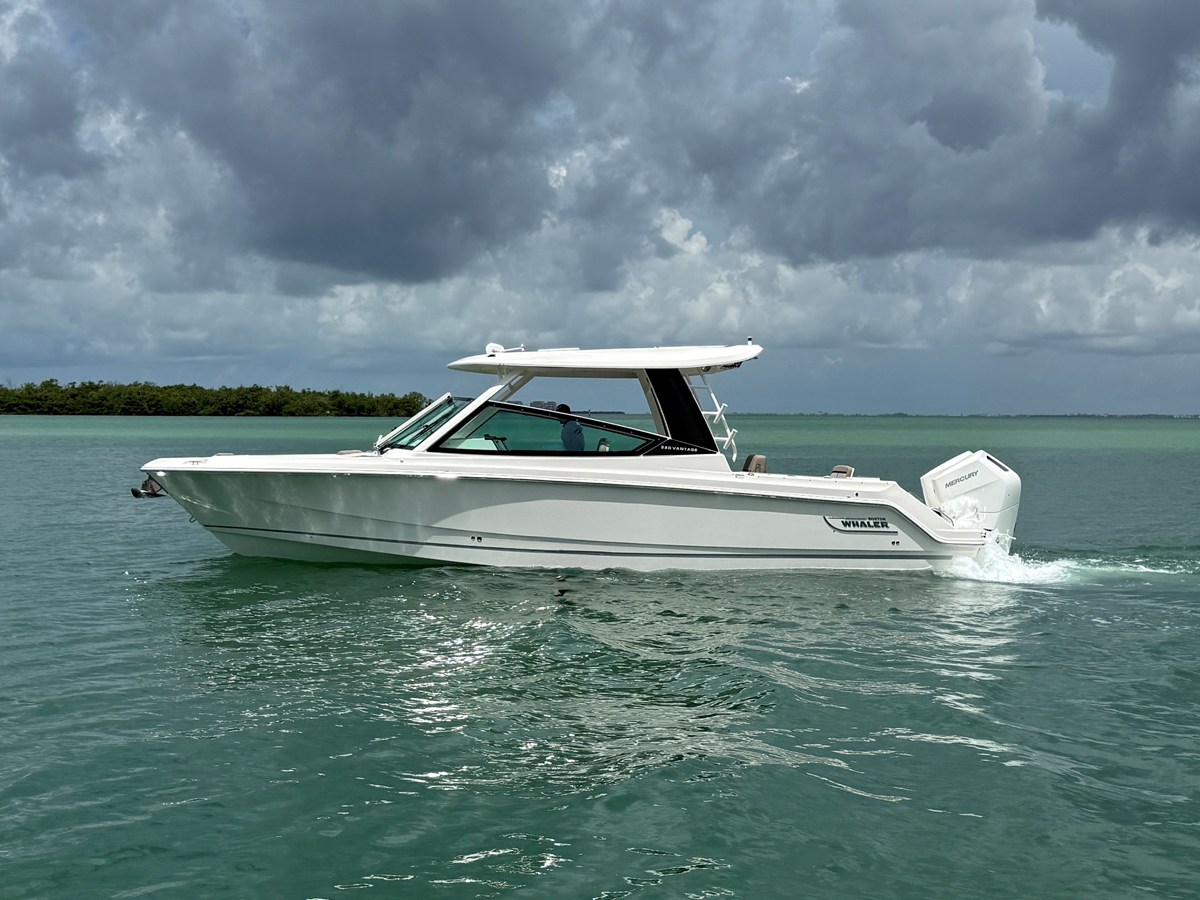 Boston Whaler 330 Vantage — 2027 Boston Whaler 330 Vantage