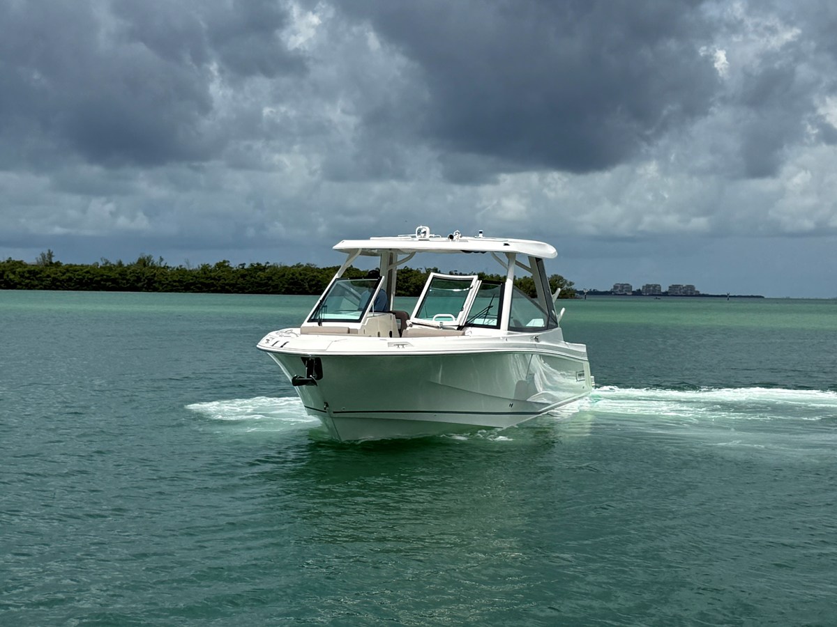Boston Whaler 330 Vantage — 2027 Boston Whaler 330 Vantage — photo 2