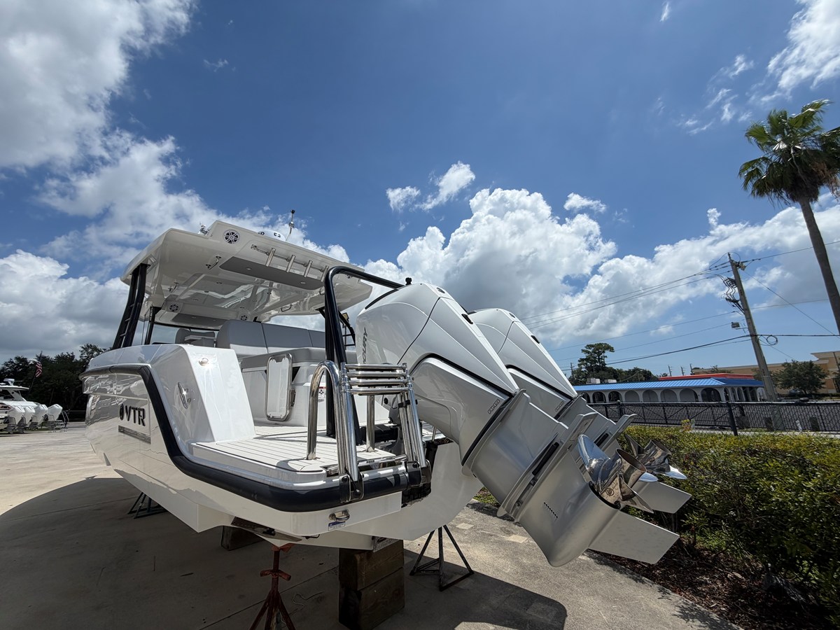 Cruisers Yachts 38 VTR — 2026 Cruisers Yachts 38 VTR — photo 3