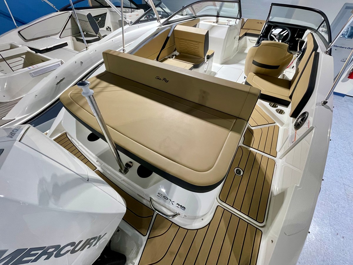 Sea Ray SPX 210 Outboard — 2026 Sea Ray SPX 210 Outboard — photo 2