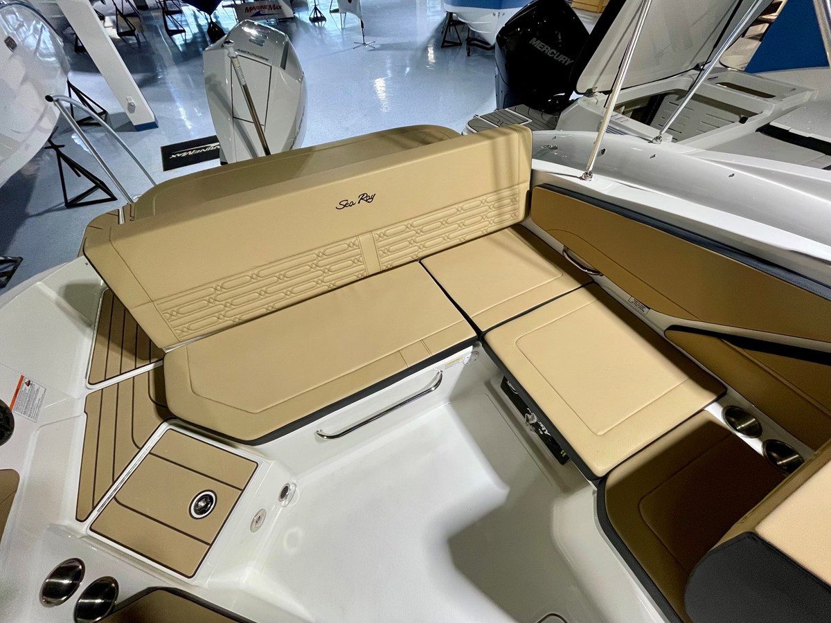 Sea Ray SPX 210 Outboard — 2026 Sea Ray SPX 210 Outboard — photo 4