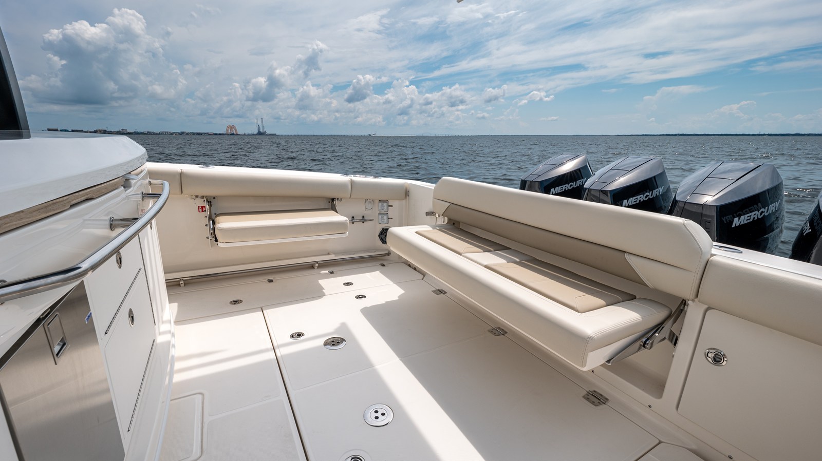 BOSTON WHALER 380 OUTRAGE, photo 40