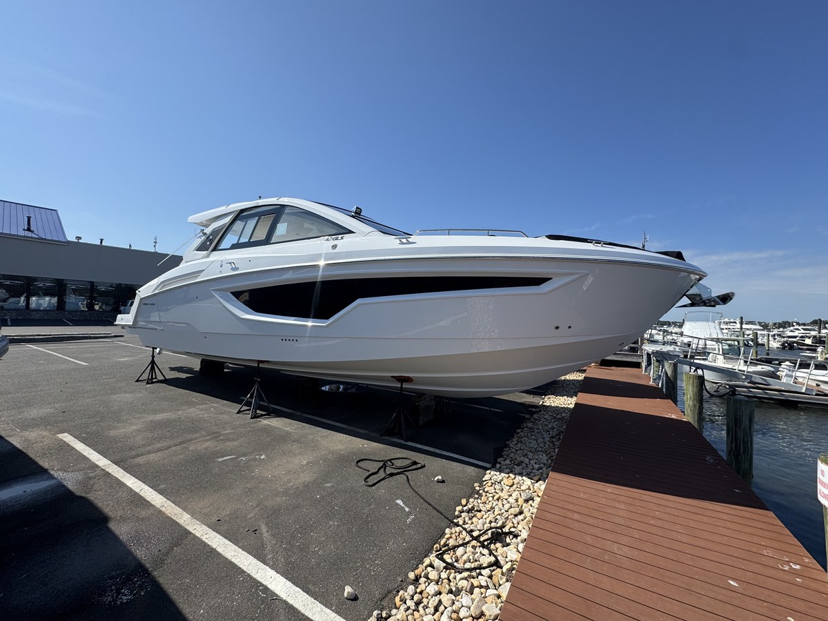 CRUISERS YACHTS 42 GLS OUTBOARD, photo 2