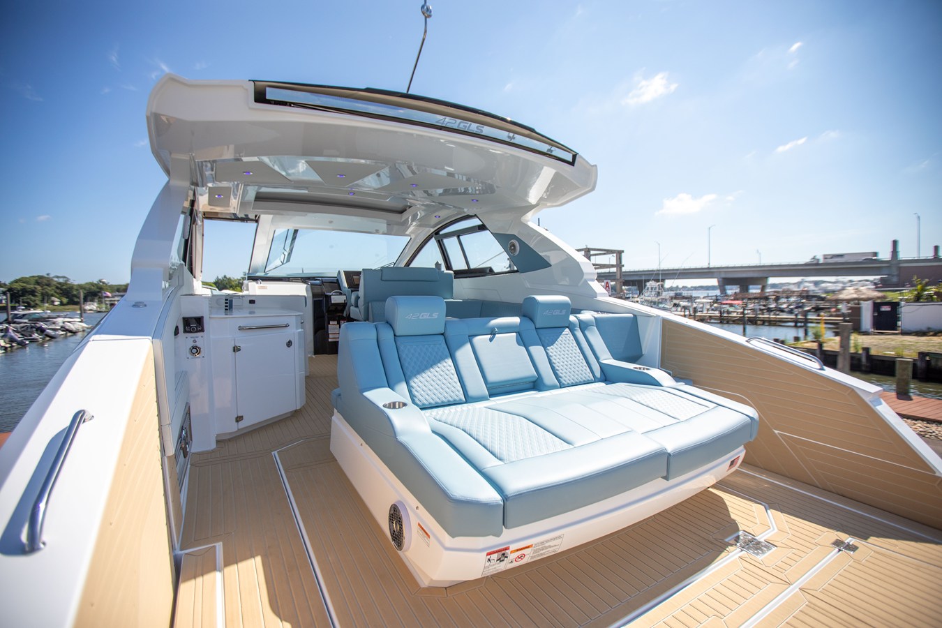 CRUISERS YACHTS 42 GLS OUTBOARD, photo 12